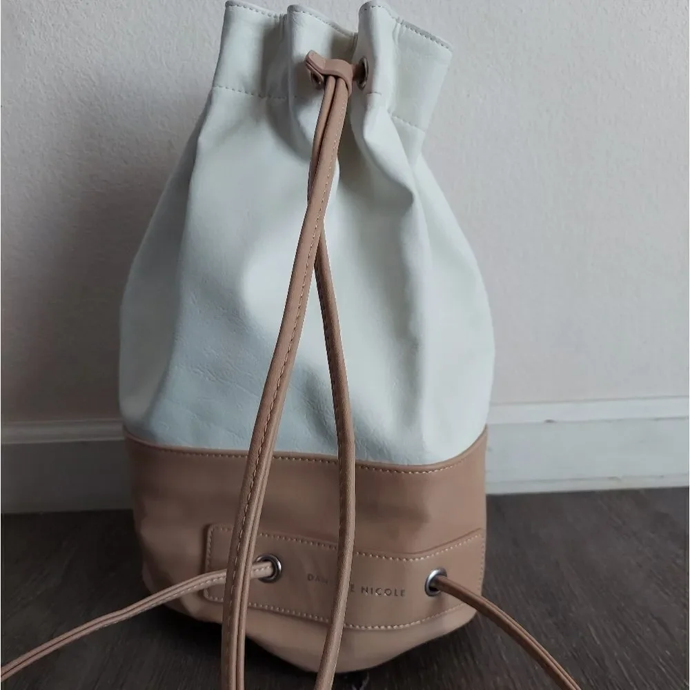 Danielle Nicole Bucket Backpack Cinch Bag in White and Tan - Picture 3 of 7